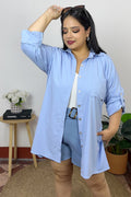 Camisa larga azul cielo abierta sobre top blanco.